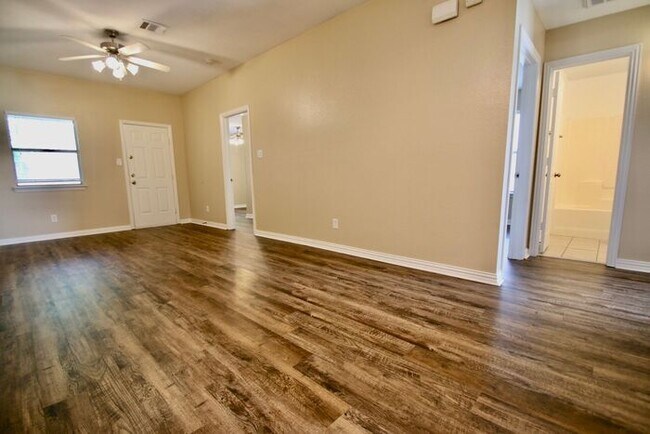 Building Photo - Stunning 3/2 Duplex in West Fort Worth — Granite Kitchen, Garage & Fenced Yard!