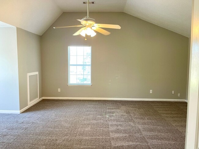 Building Photo - Welcome to this charming 3-bedroom, 2.5-ba...