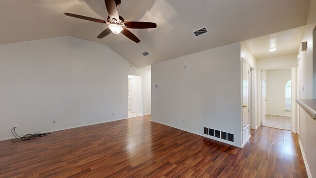 Building Photo - MOVE IN READY HOME MINUTES FROM FORT HOOD!