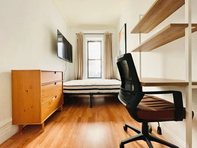 Building Photo - Furnished room/NOT APARTMENT