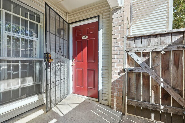 Building Photo - 3900 Woodchase Dr