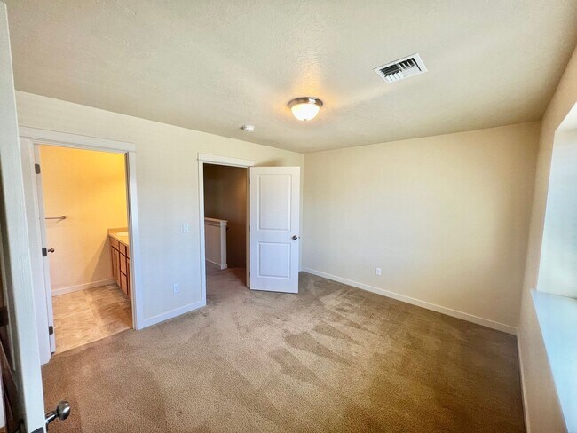 Building Photo - 812 NE Ross Rd