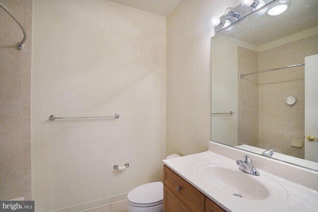Building Photo - 525 Belmont Bay Dr