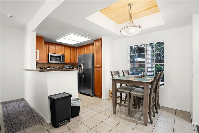 Building Photo - Stylish Furnished 2BR/2BA Condo with Resor...