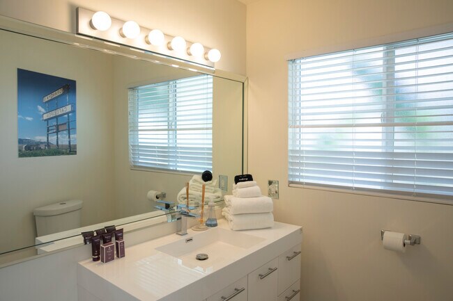 Building Photo - 2900 Lakeridge Dr