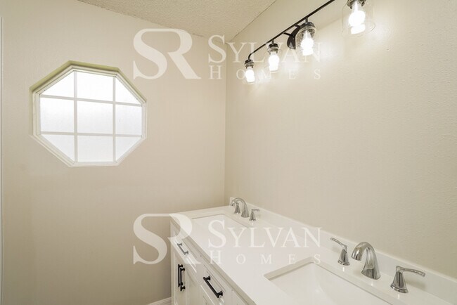 Building Photo - Don’t miss this Beautiful 3 Bedroom, 2 Bath home!