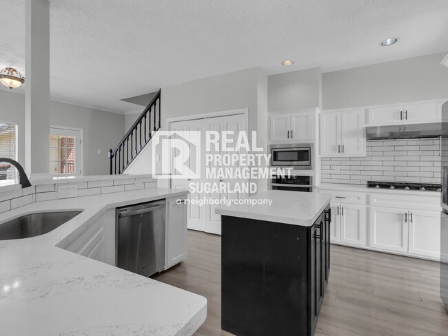 Building Photo - Executive Living in the Heart of Sugar Land