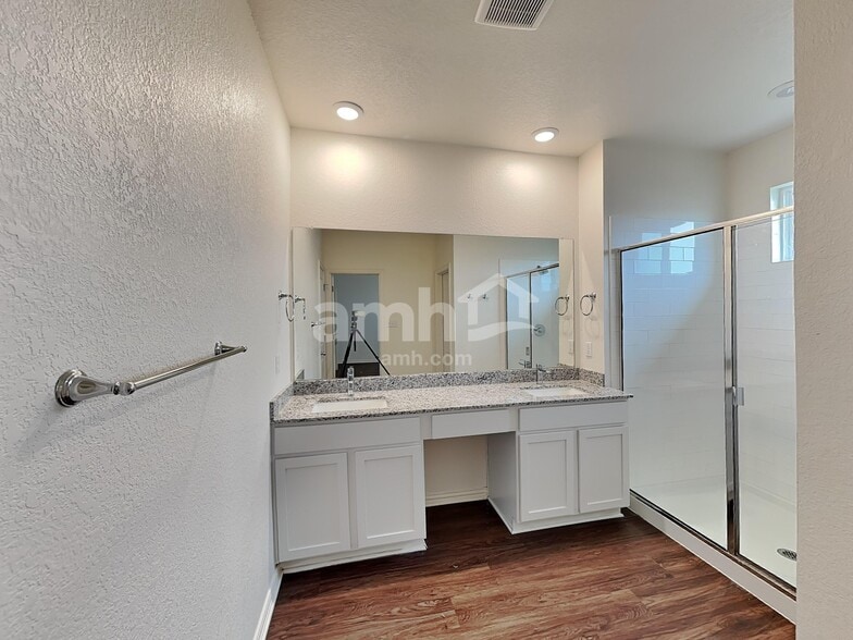 Building Photo - 2733 Meadowood Heights