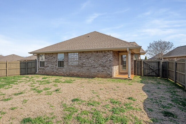 Building Photo - 808 Willow Shoals Dr SW