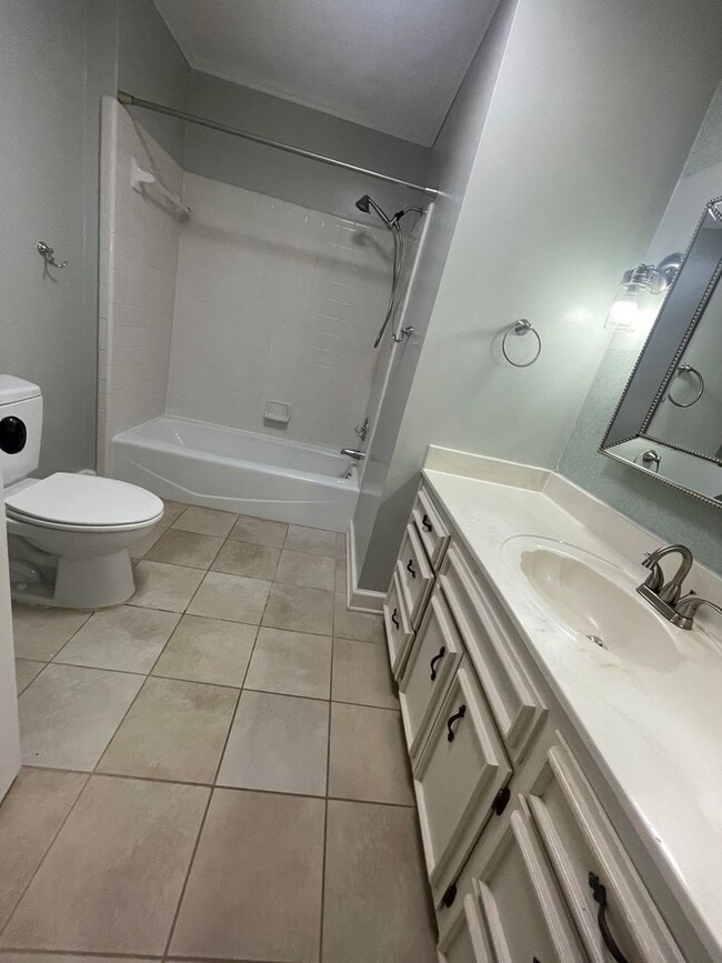 Building Photo - Spacious 4 Bedroom near Guilford College