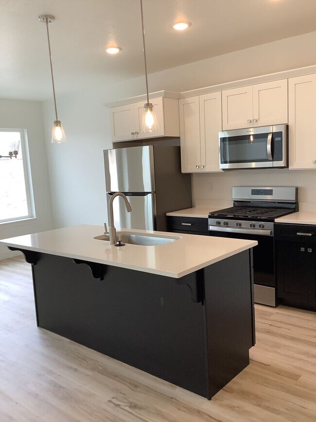 Building Photo - FREE FIRST MONTH'S RENT - New Construction Townhome Located in Prime Saratoga Springs Location.