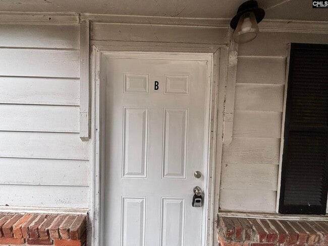 Building Photo - 3800 Fern Ave