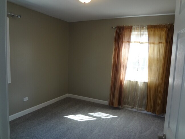 Building Photo - 1315 Exeter Ct