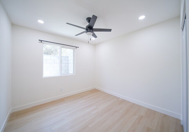 Building Photo - 206 W Broadbent Dr