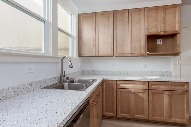 Building Photo - 3 Bed / 2 Bath charming home in upscale neighborhood near Glen Park. YouTube Tour!!