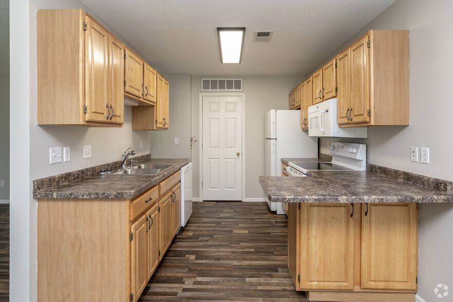 2BR, 2BA - 1,190SF - Kitchen - Georgetowne Homes