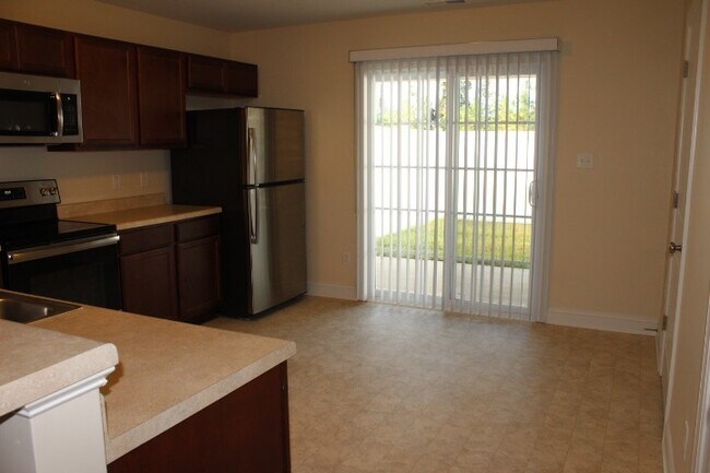 Building Photo - Gorgeous Townhome!