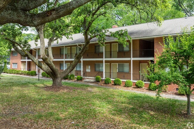 Building Photo - 206 S Elm St