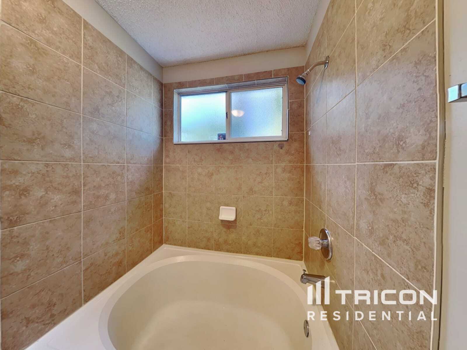 Building Photo - 3251 Deerfield Pointe Dr