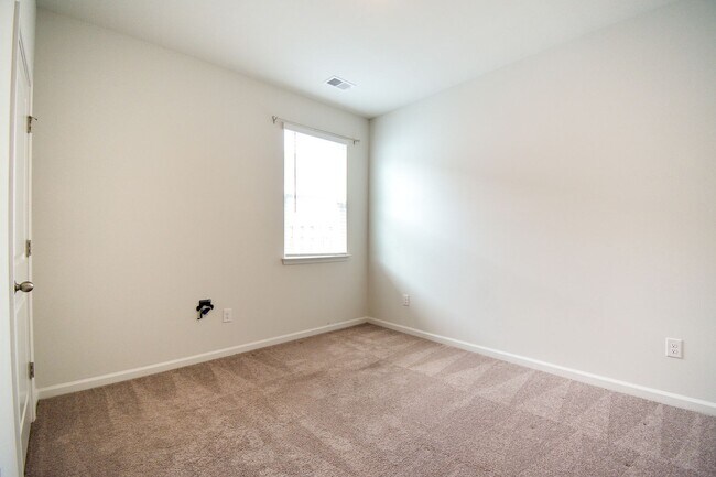 Building Photo - 3 Bedroom Home in Waterside Community of S...