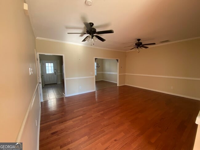 Building Photo - 212 Village Dr