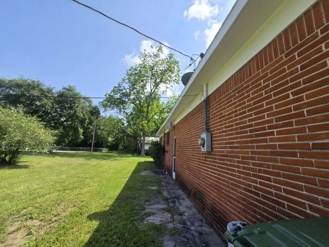 Building Photo - 1824 Magnolia St