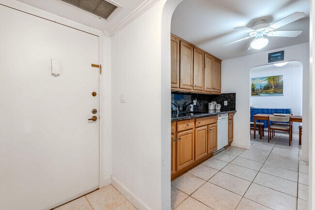 Building Photo - 951 De Soto Rd