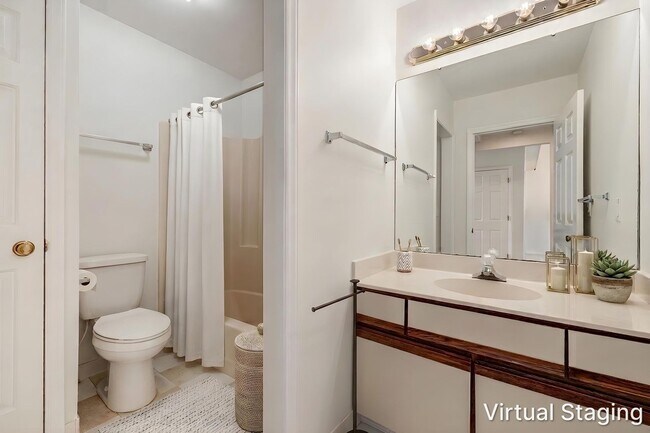 Building Photo - 2-Bedroom, 2-Bathroom Condo with Stunning Downtown Views
