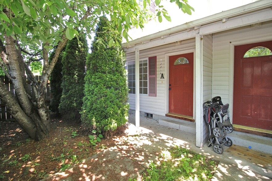 Primary Photo - 12216-12216 SE Salmon St