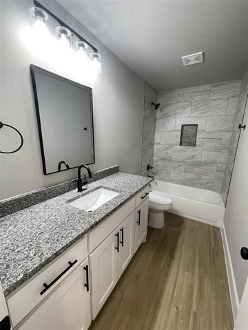 Building Photo - 626 W Florence St