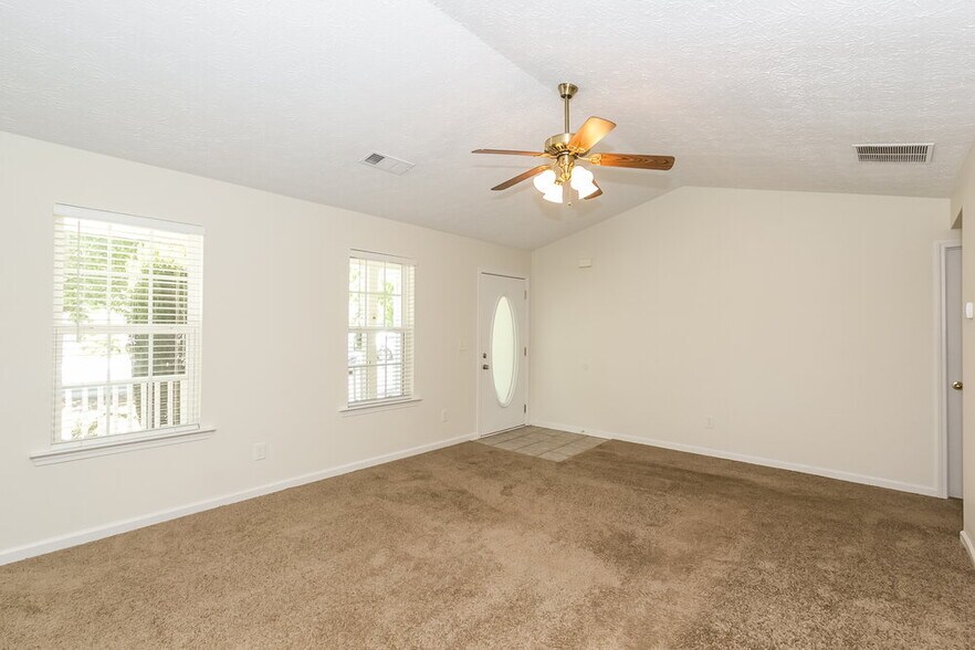 Building Photo - 43 Roxbury Ln
