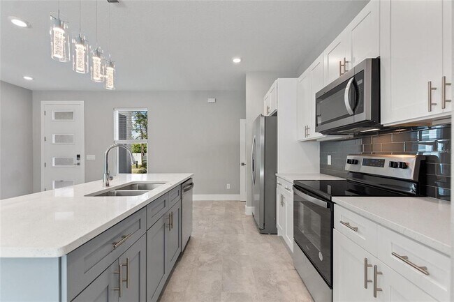 Building Photo - 3707 Fontainebleau St