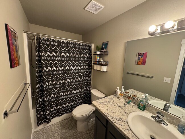 Building Photo - Modern 3BR / 2.5BA Townhome in Port Orchard – Spacious, Bright, and Conveniently Located