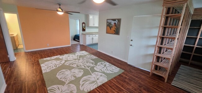 Building Photo - Upstairs 2 bedroom duplex in desirable Kailua!