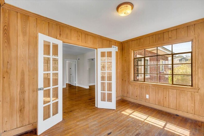 Building Photo - 2 bedroom off of Historic Victory Drive and minutes from Daffin Park