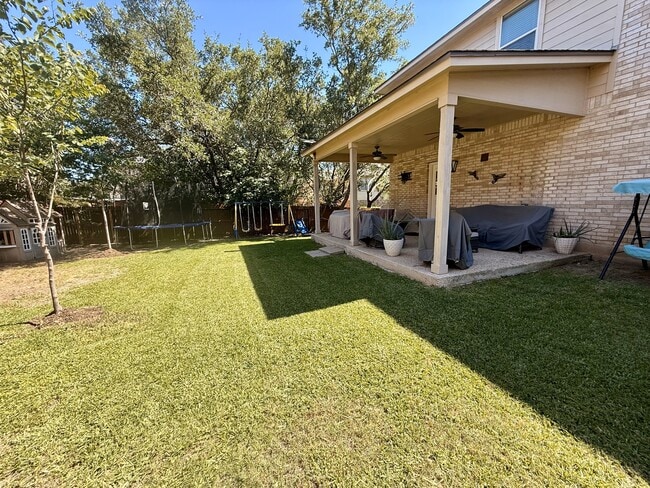 Building Photo - 510 Roble Fino