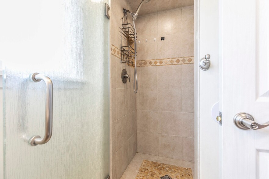 Building Photo - 10430 Langdon Ave