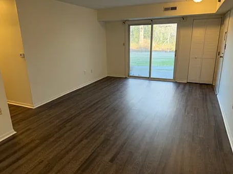 Building Photo - 3 Atram hall