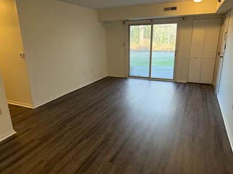 Building Photo - 3 Atram hall