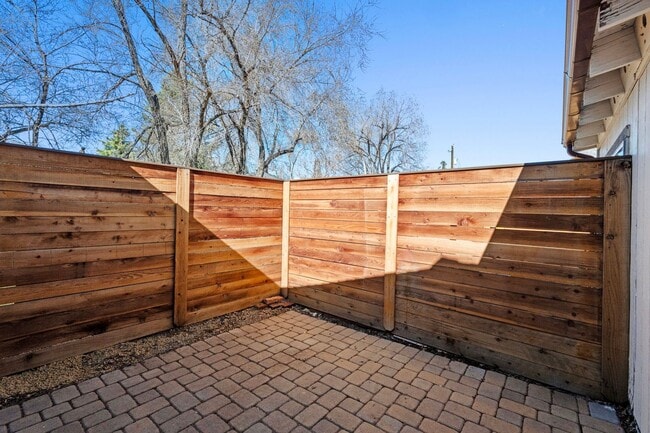 Building Photo - 903 W 7th St