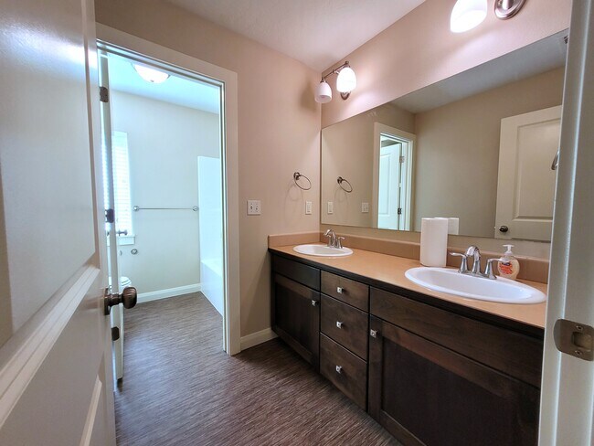 Building Photo - 608 W Laughton Dr