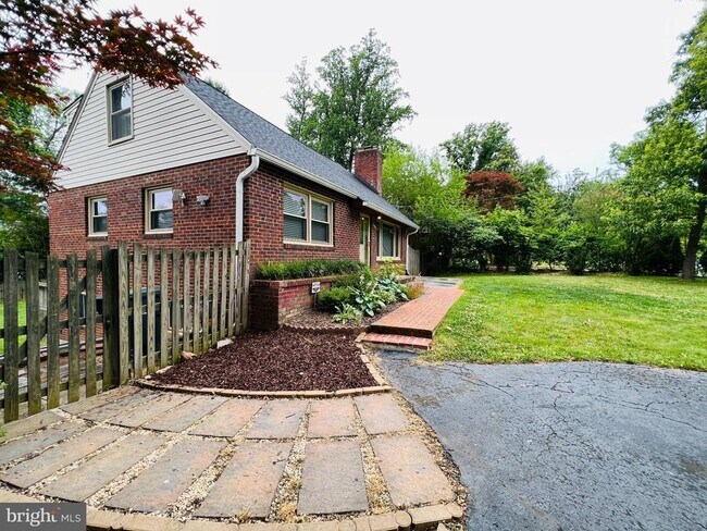 Building Photo - 2220 Primrose Dr