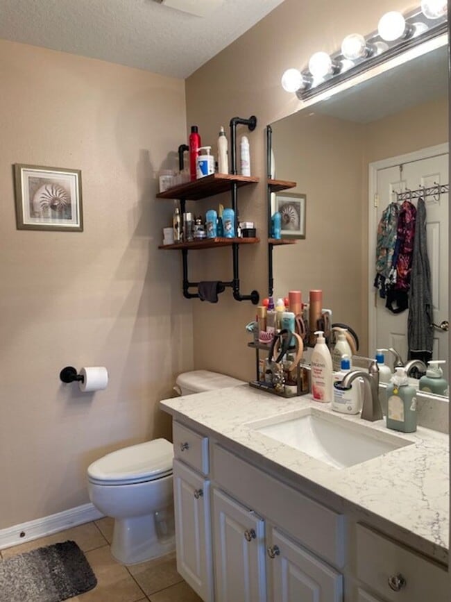 Building Photo - 2 Bedroom 2 1/2 Bath Townhouse in ST, next to MacDill Air Force Base