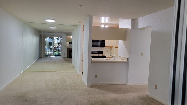 Building Photo - Spacious 1 Bedroom with great walking score