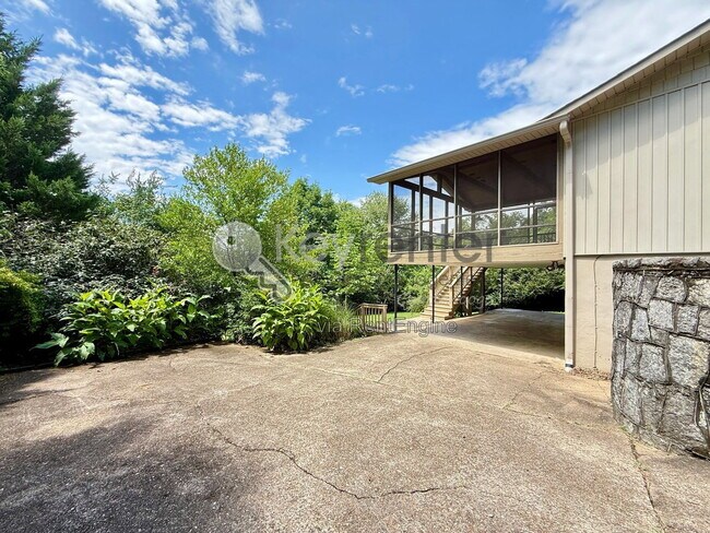 Building Photo - 1406 Highland Way