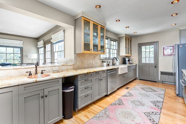 Building Photo - Stunning Irving Park 4 bedroom, 4 bathroom...