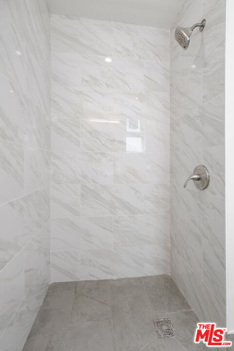 Building Photo - 1832 S Barrington Ave