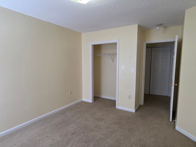 Building Photo - 1118 Towne Pk E Dr
