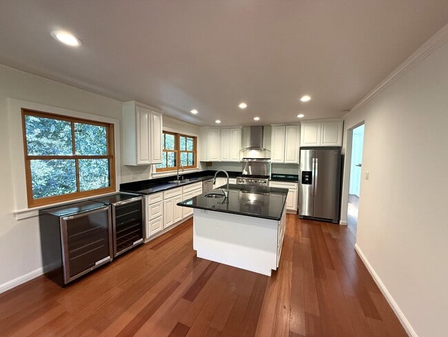 Building Photo - CRAFTSMAN 5BD / 3.5BA HOME ON DESIRABLE CU...