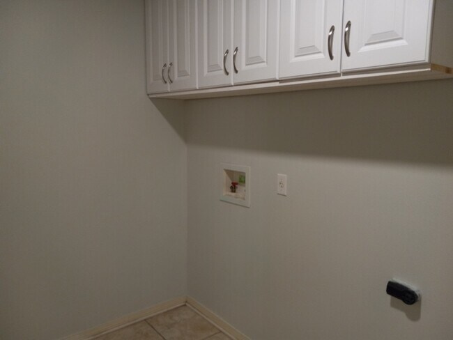 Building Photo - Large 3/2 Family Home that is Conveniently located off Blue Angel PKWY